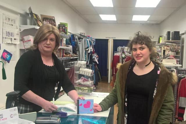Young singer Felicity Turner has used her talent to raise £265 for Cancer Research. EMN-171106-221159001