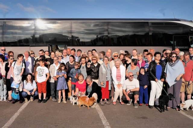 French and English together in front of the French coach before departure on Sunday morning EMN-170506-101817001