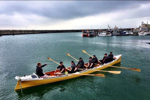 Round table rowers EMN-171106-121525001