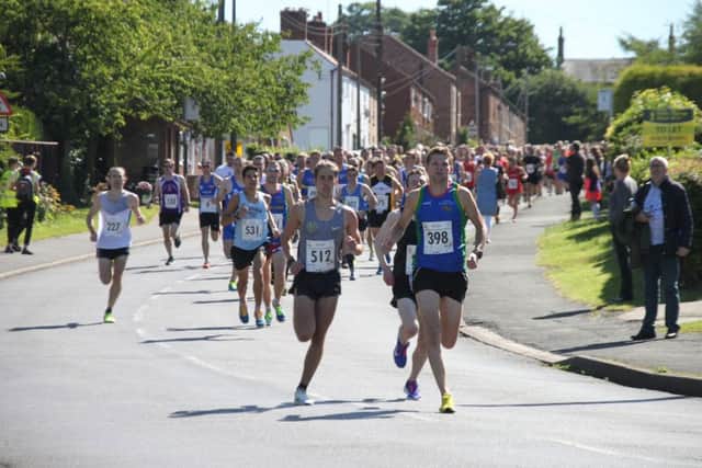Runners get under way. EMN-170207-222655001