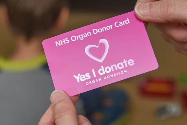 "Yes I donate" NHS organ donor card. EMN-171207-112400001