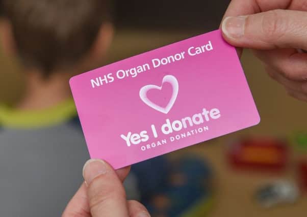 "Yes I donate" NHS organ donor card. EMN-171207-112400001
