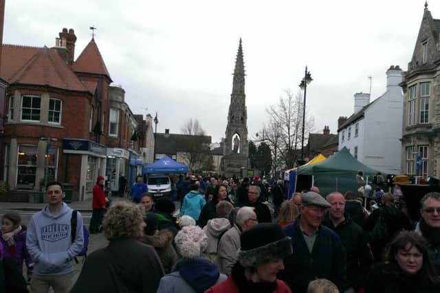Crowds fill Sleaford's Southgate for the Christmas market. EMN-170721-174826001