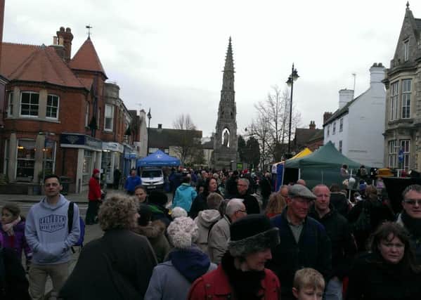 Crowds fill Sleaford's Southgate for the Christmas market. EMN-170721-174826001