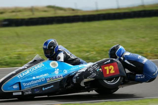 Sdecar passenger Jev Walmsley helps Pete Founds negotiate a corner at Cadwell Park EMN-170817-120244002