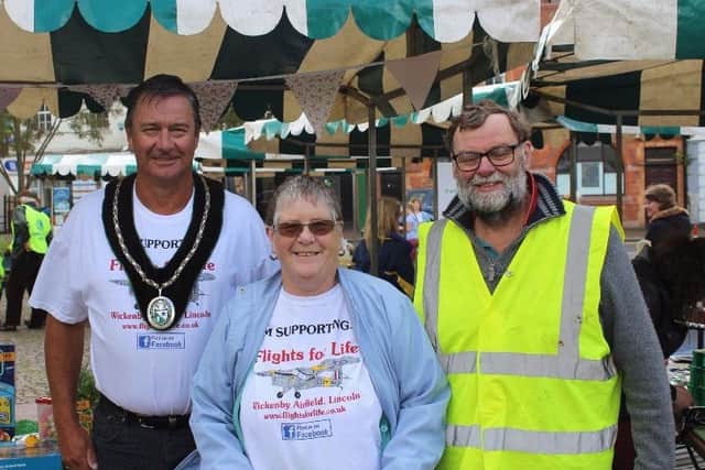 Coun Bunney (right), with Mayor John Matthews and Coun Margaret Lakin-Whitworth. EMN-171109-123751001