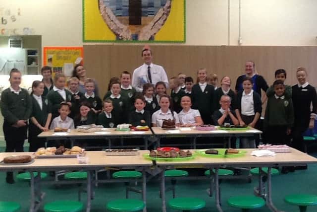 Star baker at Seathorne Primary School in Skegness Mr Baker with Year Six pupils. ANL-170410-152338001
