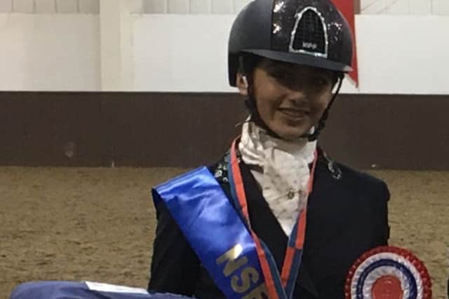 Esmee Alex (16) is crowned a national champion EMN-171023-153005002