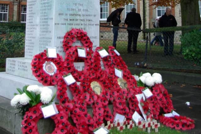Poppy wreaths on the Market Rasen cenotaph EMN-171030-125601001