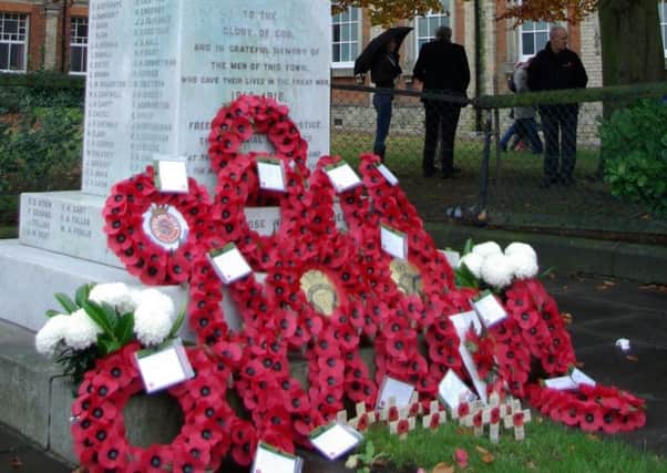 Poppy wreaths on the Market Rasen cenotaph EMN-171030-125601001