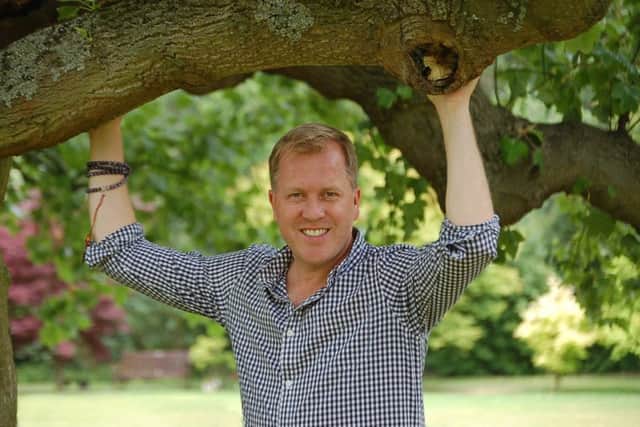 An evening of psychic mediumship with Tony Stockwell. EMN-171028-151324001