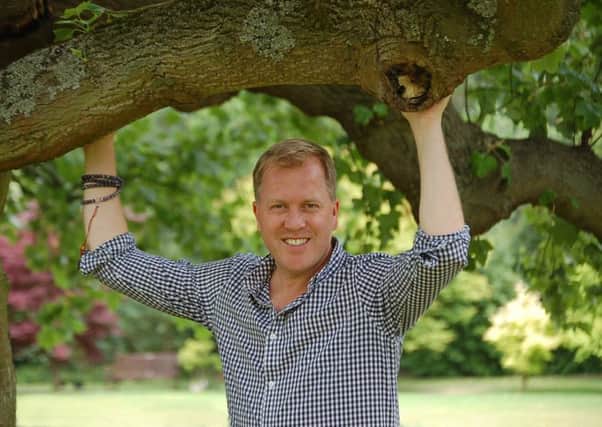 An evening of psychic mediumship with Tony Stockwell. EMN-171028-151324001