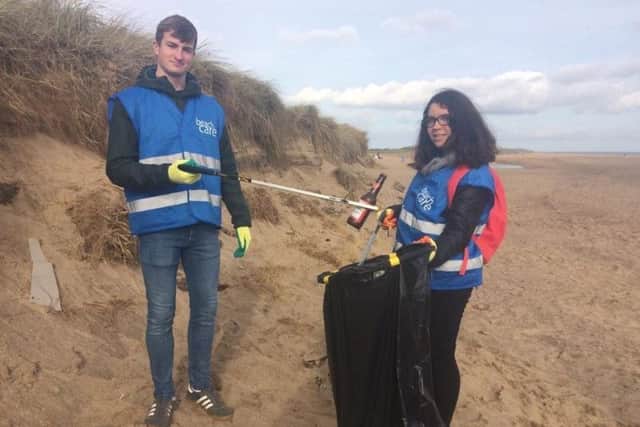 Bedfordshire Police Cadets Joel Williams and Karolina Michalak clearing the beach during Skegness Aquarium's beach clean. ANL-171025-150119001