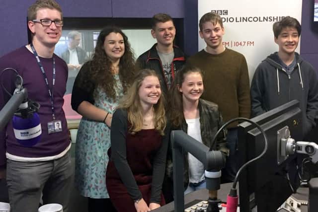 Salutation with presenter Jono Brine EMN-171026-135337001
