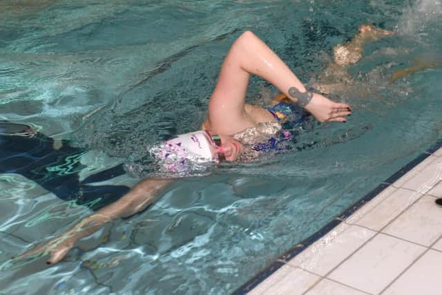 Rotary swimathon at Sleaford Leisure Centre. EMN-171120-125313001