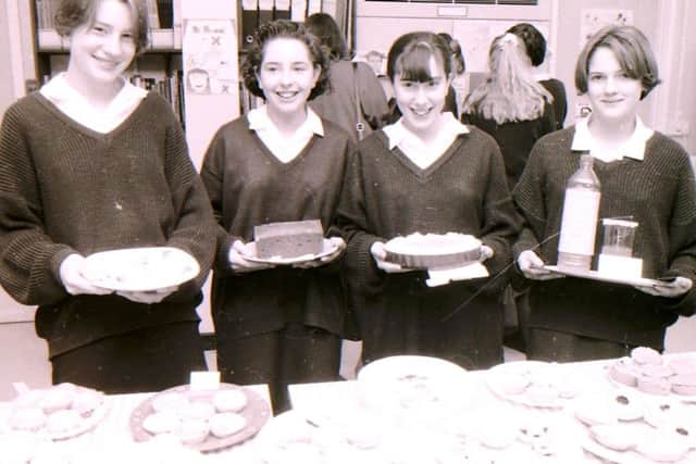 Students at Kesteven and Sleaford High School involved in a cookery competition in 1992. EMN-171123-161141001