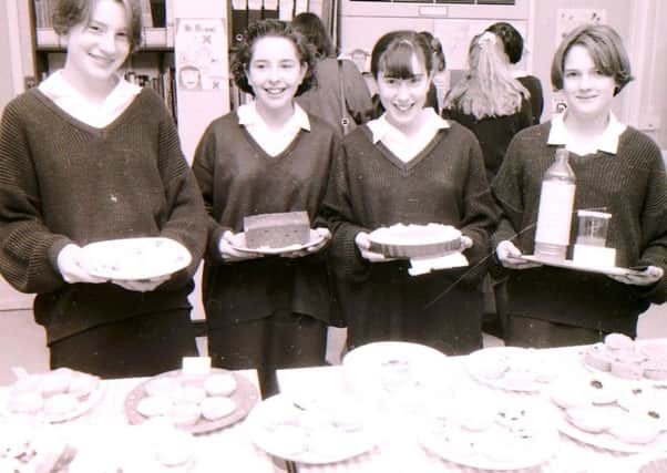 Students at Kesteven and Sleaford High School involved in a cookery competition in 1992. EMN-171123-161141001
